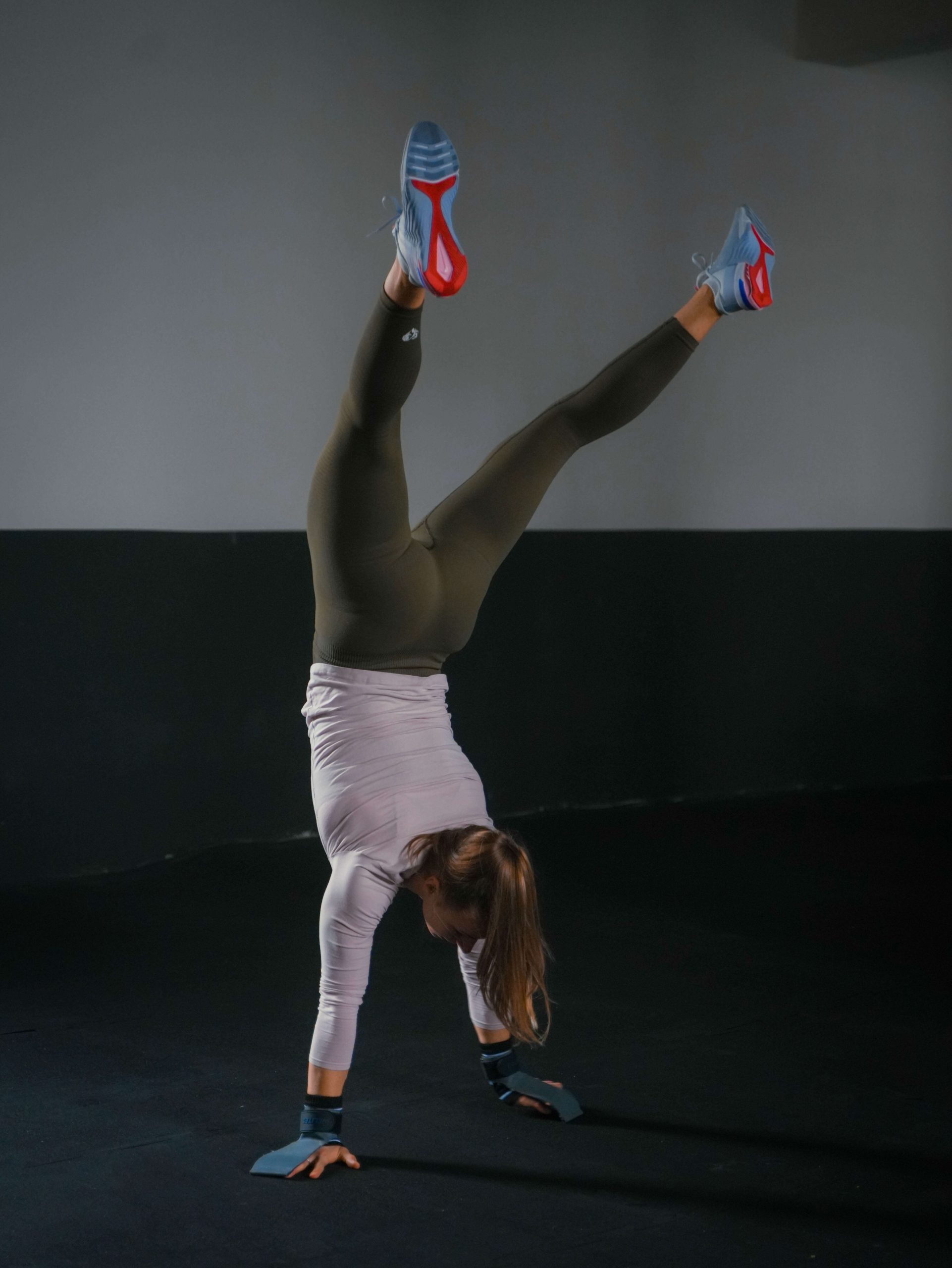 Trenerica CrossFita izvodi stoj na rukama.